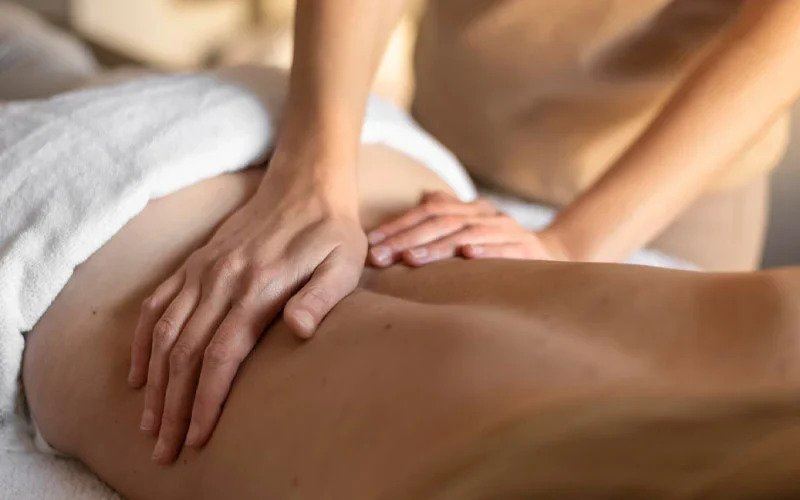 ماساژ سوئدی چیست؟ آموزش ماساژ سوئدی به همراه بررسی فواید آن